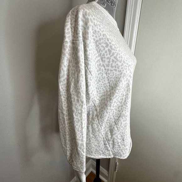 GAP Women's Sweater Grey White Cheetah Print Crew Neck Sweatshirt. Raw Hem. Sz:S - Picture 8 of 10